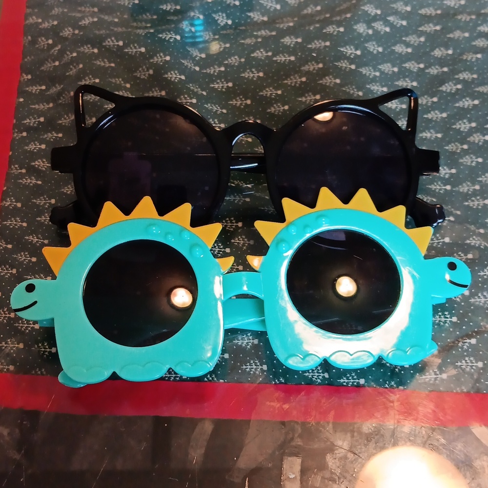 CAT AND DINOSAUR GLASSES